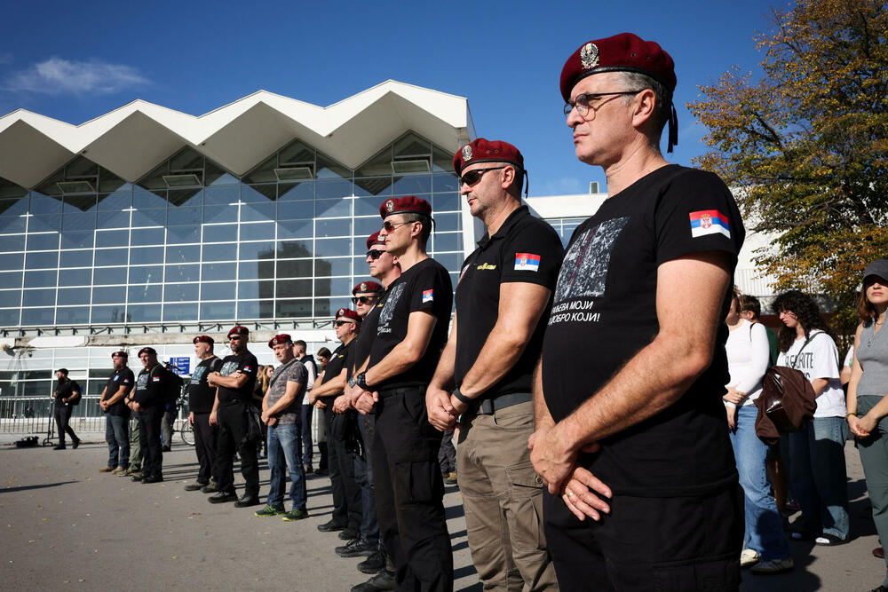<p>Dok su razvijali transparent, studenti su zapalili baklje na Tvrđavi, javio je reporter agencije Beta</p>