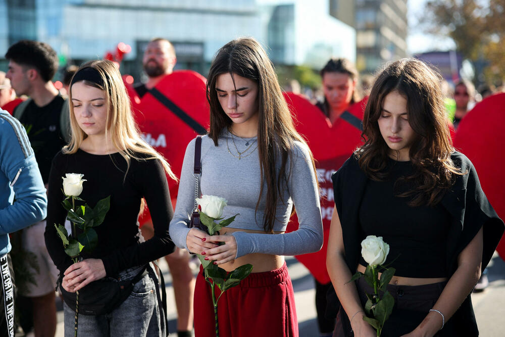 <p>Dok su razvijali transparent, studenti su zapalili baklje na Tvrđavi, javio je reporter agencije Beta</p>