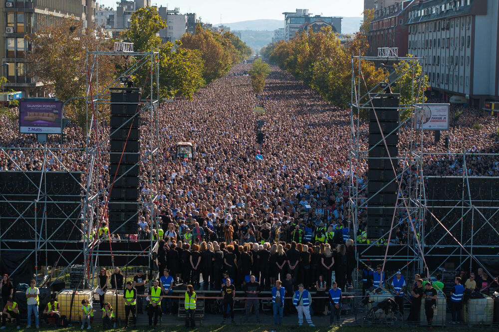 <p>Dok su razvijali transparent, studenti su zapalili baklje na Tvrđavi, javio je reporter agencije Beta</p>