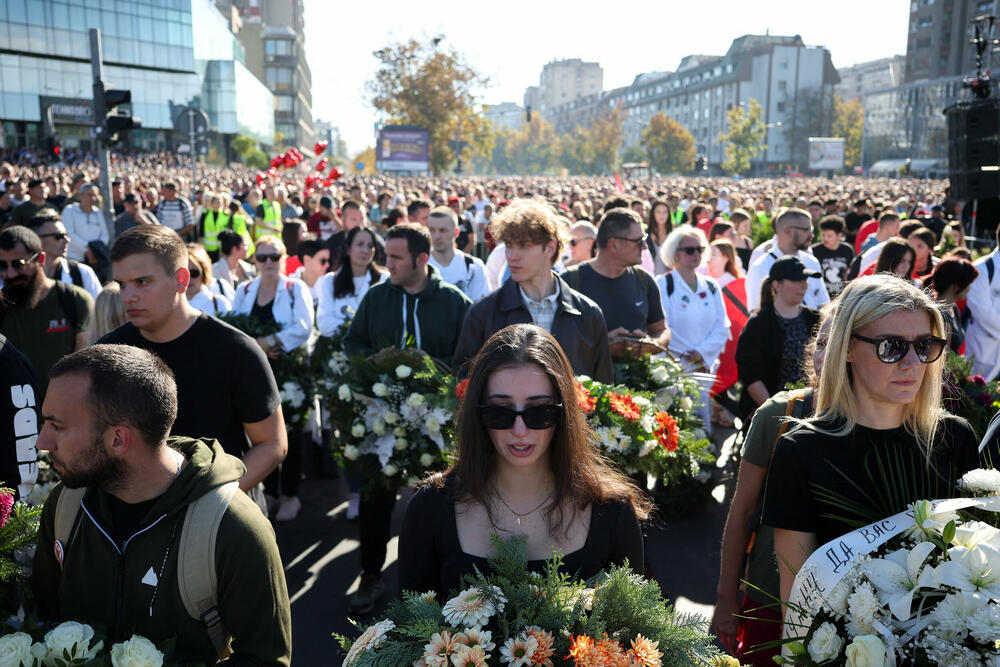 <p>Dok su razvijali transparent, studenti su zapalili baklje na Tvrđavi, javio je reporter agencije Beta</p>