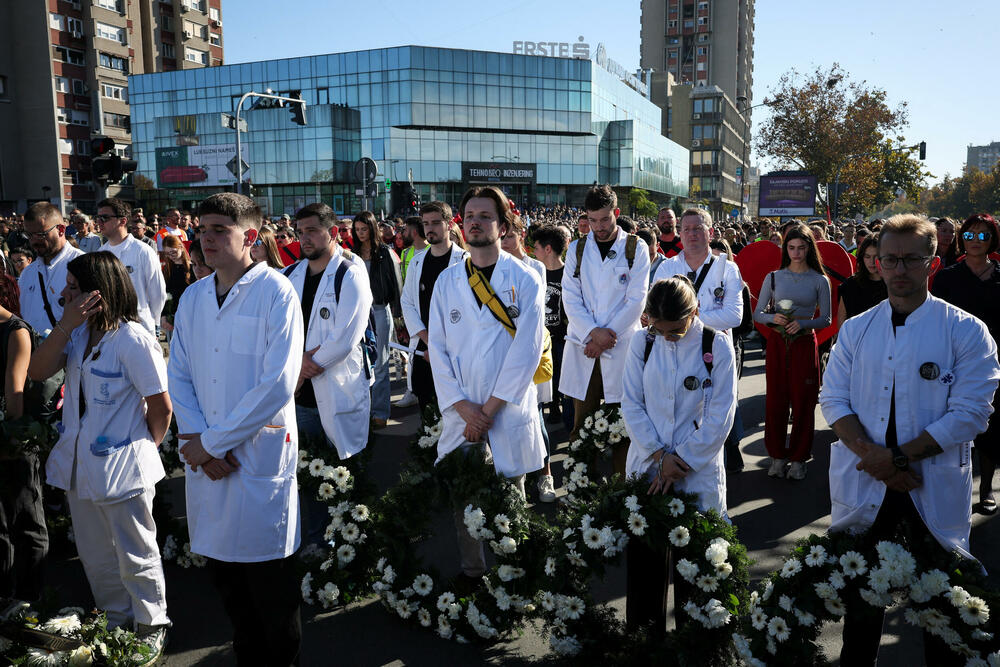 <p>Dok su razvijali transparent, studenti su zapalili baklje na Tvrđavi, javio je reporter agencije Beta</p>