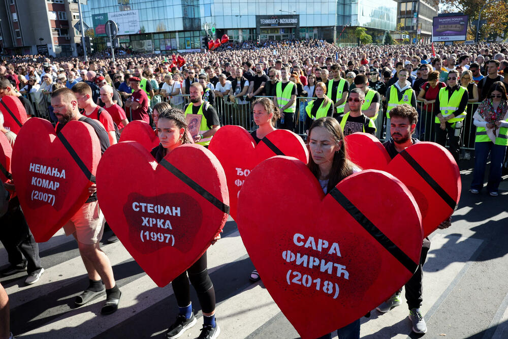 <p>Dok su razvijali transparent, studenti su zapalili baklje na Tvrđavi, javio je reporter agencije Beta</p>