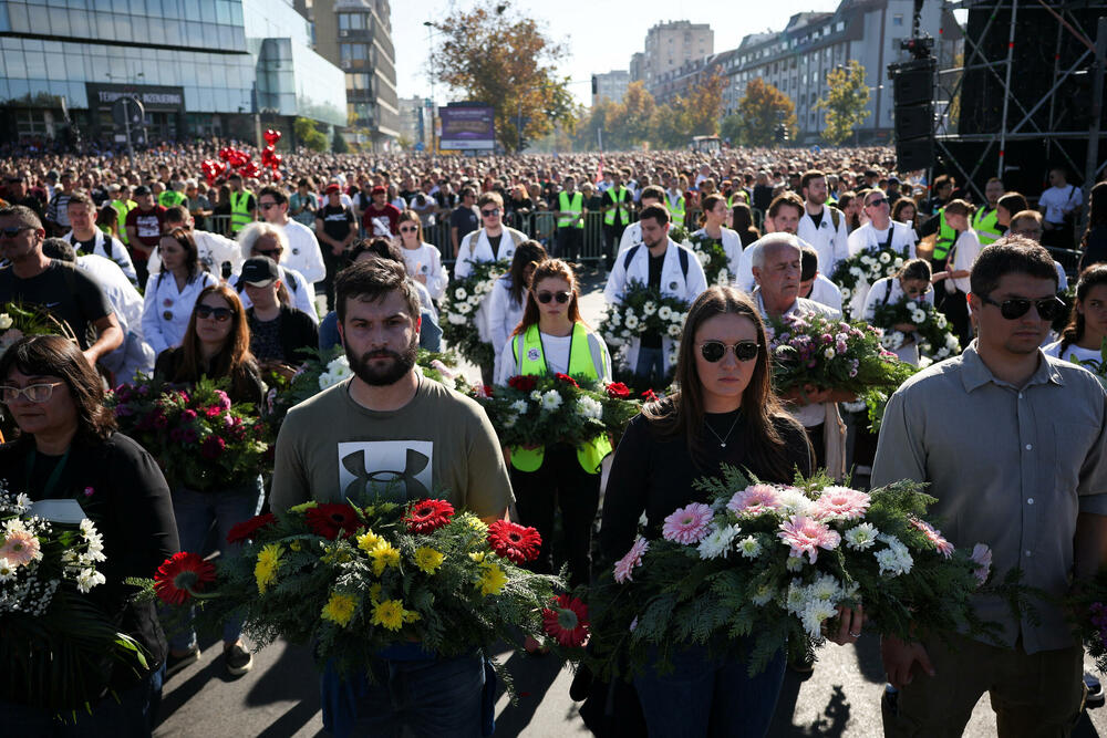 <p>Dok su razvijali transparent, studenti su zapalili baklje na Tvrđavi, javio je reporter agencije Beta</p>