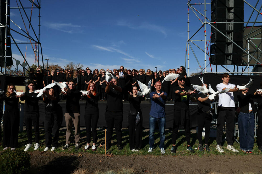 <p>Dok su razvijali transparent, studenti su zapalili baklje na Tvrđavi, javio je reporter agencije Beta</p>