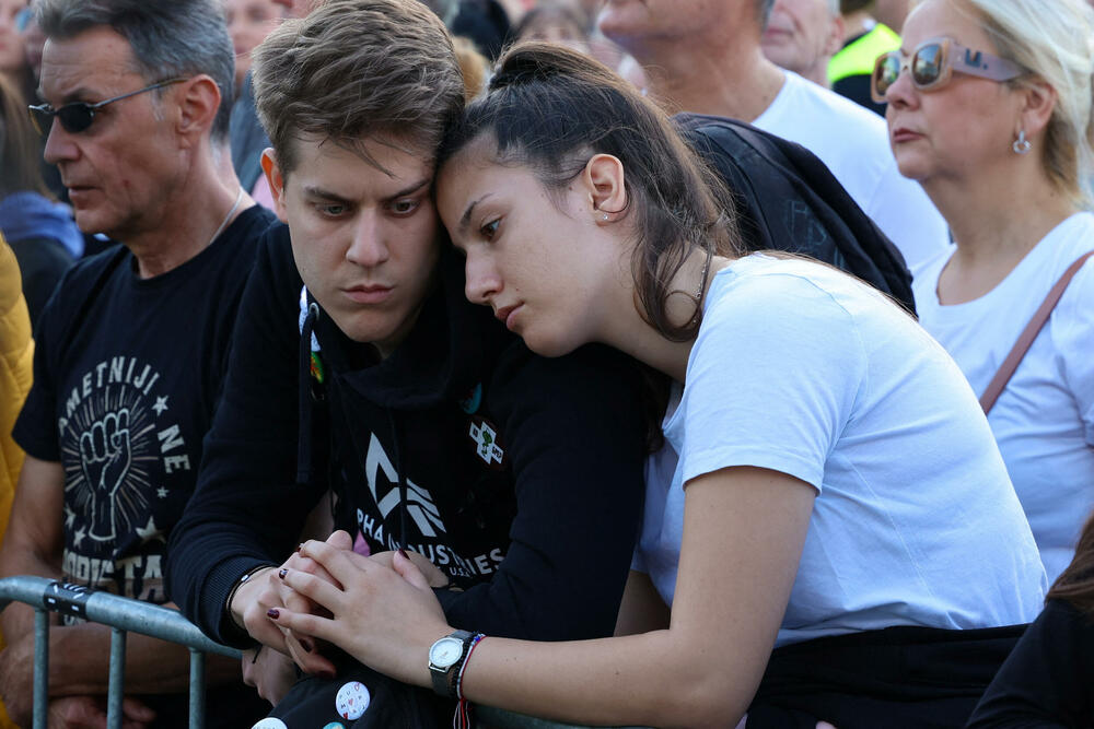 <p>Dok su razvijali transparent, studenti su zapalili baklje na Tvrđavi, javio je reporter agencije Beta</p>