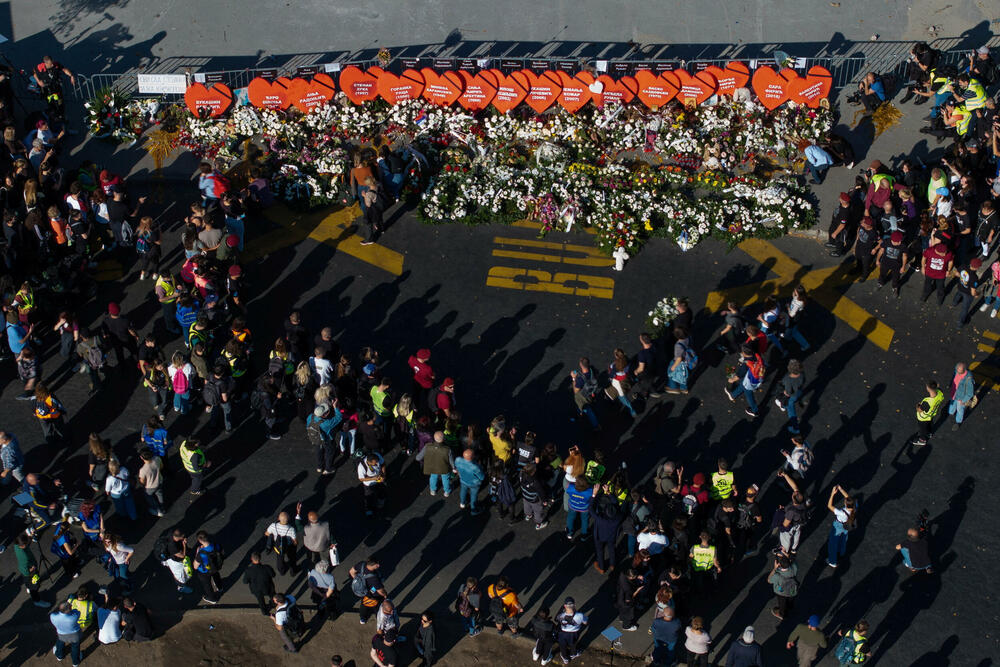 <p>Dok su razvijali transparent, studenti su zapalili baklje na Tvrđavi, javio je reporter agencije Beta</p>