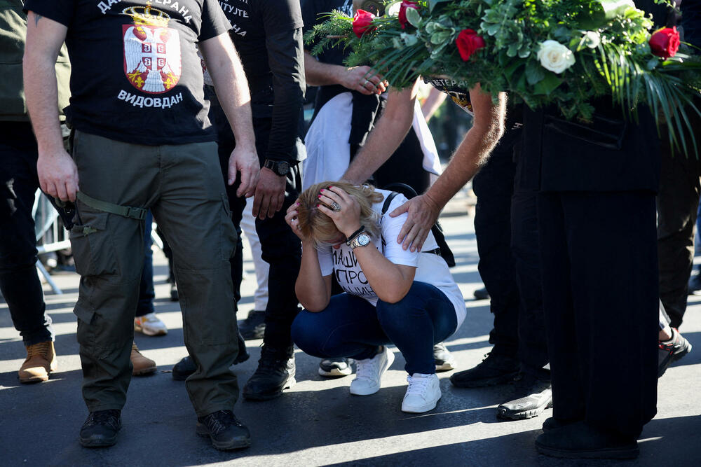 <p>Dok su razvijali transparent, studenti su zapalili baklje na Tvrđavi, javio je reporter agencije Beta</p>