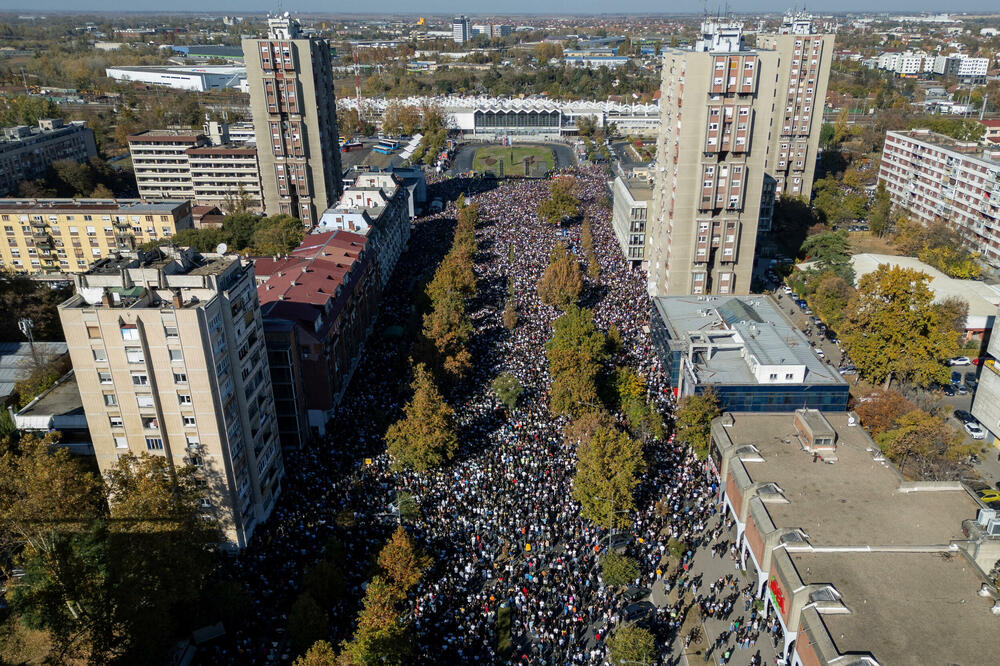 <p>Dok su razvijali transparent, studenti su zapalili baklje na Tvrđavi, javio je reporter agencije Beta</p>