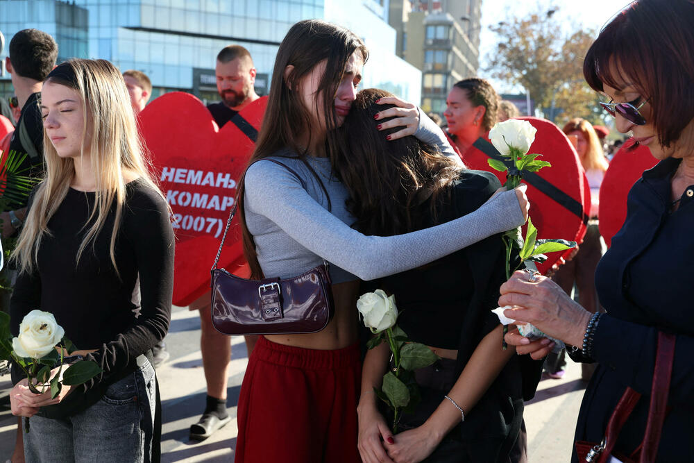 <p>Dok su razvijali transparent, studenti su zapalili baklje na Tvrđavi, javio je reporter agencije Beta</p>