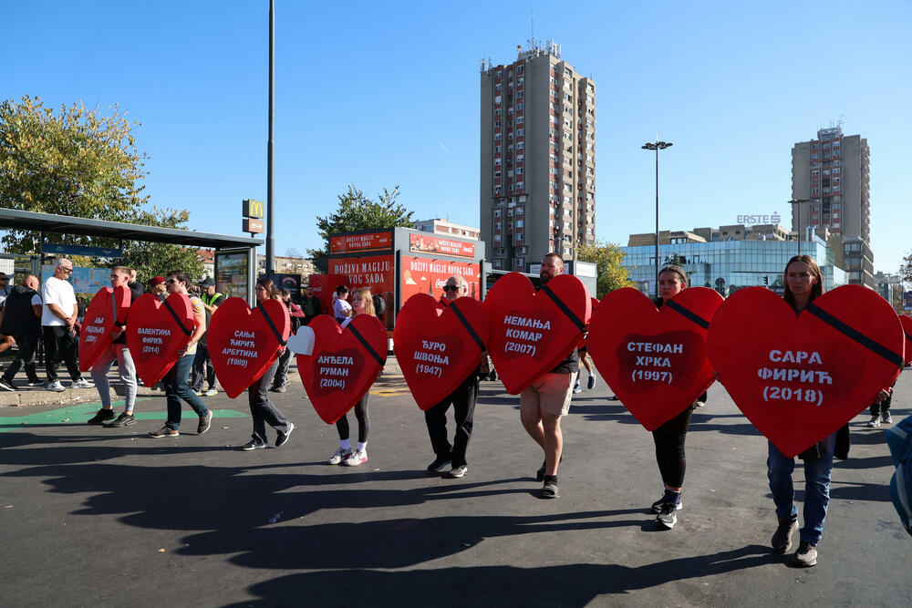 <p>Dok su razvijali transparent, studenti su zapalili baklje na Tvrđavi, javio je reporter agencije Beta</p>