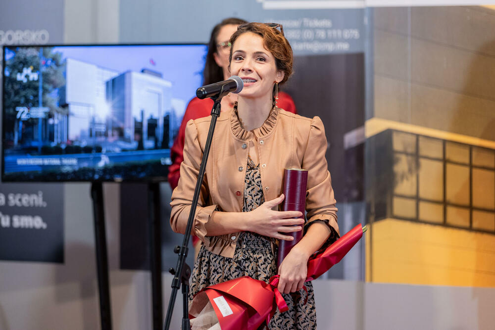 <p>"Radeći na predstavi 'Naličje', zajedno sa ostatkom ansambla, kreirali su punokrvan pozorišni događaj koji precizno reflektuje našu stvarnost, a glumačka igra Aleksandra Radulovića nijednom ekspresijom ne udovoljava konformizmu gledaoca i sprečava ga da skrene pogled od neprijatne istine. Njegov izraz savršeno se uklapa u estetiku pozorišta Borisa Liješevića, koji uporno traga za korijenima problema našeg društva, onih sila koje nas vječno drže zaglavljenima. Reakcije iz regiona, gdje god je predstava odigrana, kao i nagrade koje su donijeli, čine čast ovom pozorištu", kazao je predsjednik Pozorišnog savjeta Vasko Raičević</p>