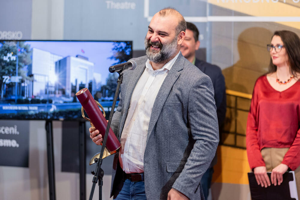 <p>"Radeći na predstavi 'Naličje', zajedno sa ostatkom ansambla, kreirali su punokrvan pozorišni događaj koji precizno reflektuje našu stvarnost, a glumačka igra Aleksandra Radulovića nijednom ekspresijom ne udovoljava konformizmu gledaoca i sprečava ga da skrene pogled od neprijatne istine. Njegov izraz savršeno se uklapa u estetiku pozorišta Borisa Liješevića, koji uporno traga za korijenima problema našeg društva, onih sila koje nas vječno drže zaglavljenima. Reakcije iz regiona, gdje god je predstava odigrana, kao i nagrade koje su donijeli, čine čast ovom pozorištu", kazao je predsjednik Pozorišnog savjeta Vasko Raičević</p>