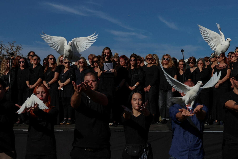 <p>Dok su razvijali transparent, studenti su zapalili baklje na Tvrđavi, javio je reporter agencije Beta</p>