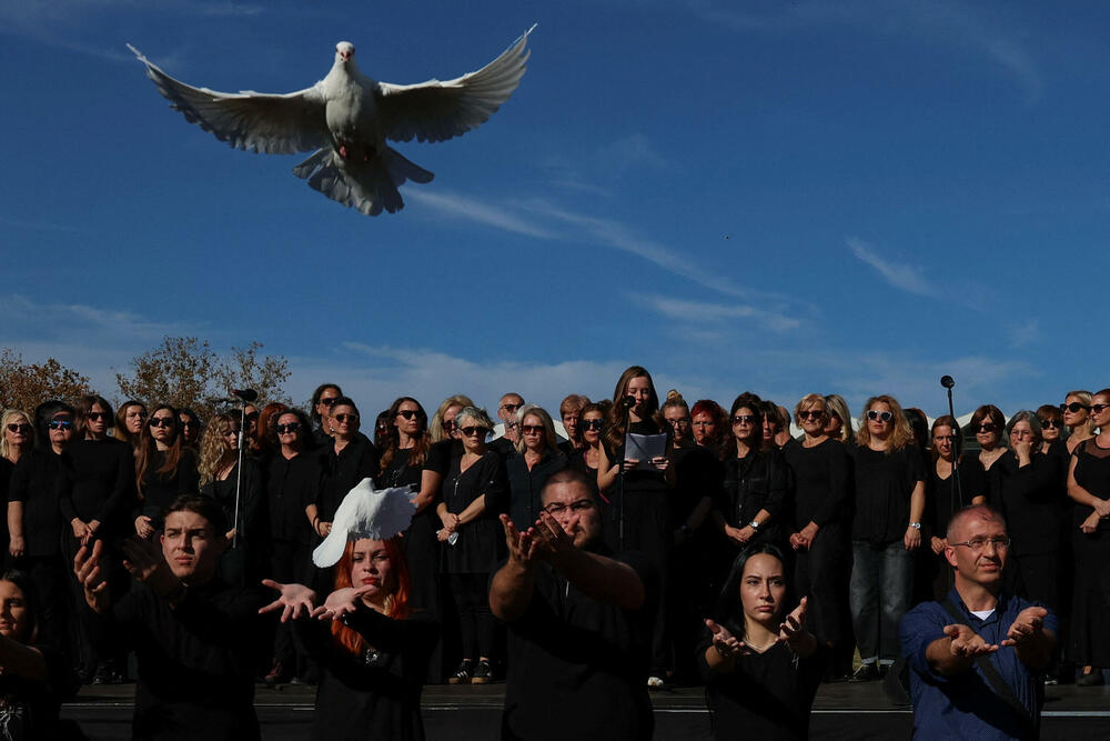 <p>Dok su razvijali transparent, studenti su zapalili baklje na Tvrđavi, javio je reporter agencije Beta</p>