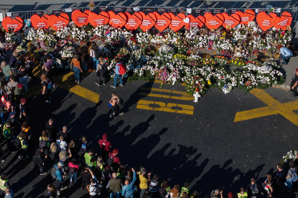 <p>Dok su razvijali transparent, studenti su zapalili baklje na Tvrđavi, javio je reporter agencije Beta</p>