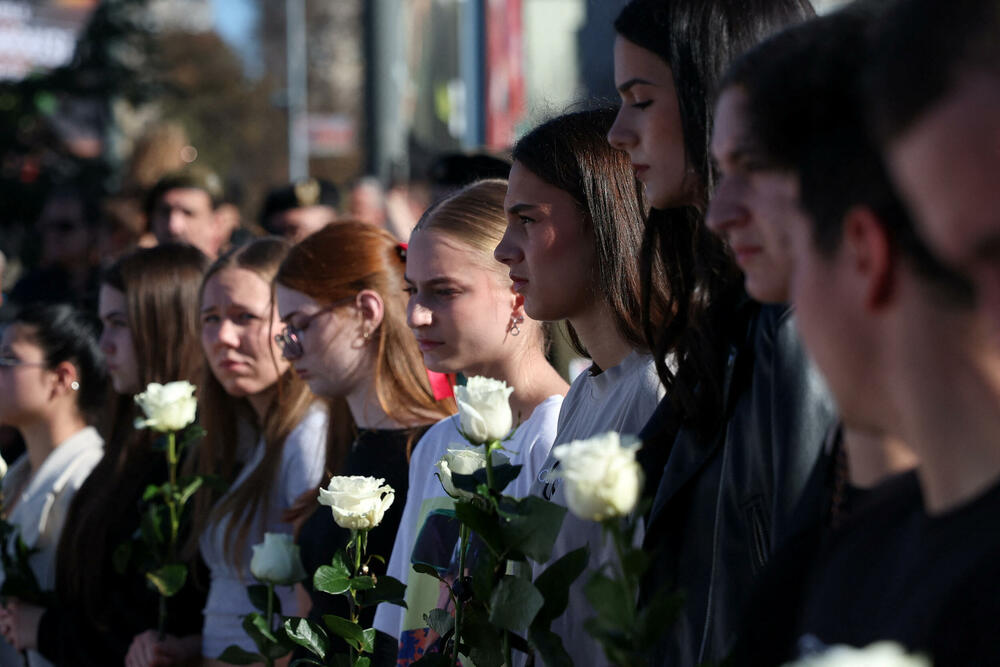 <p>Dok su razvijali transparent, studenti su zapalili baklje na Tvrđavi, javio je reporter agencije Beta</p>