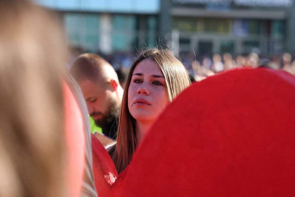 <p>Dok su razvijali transparent, studenti su zapalili baklje na Tvrđavi, javio je reporter agencije Beta</p>