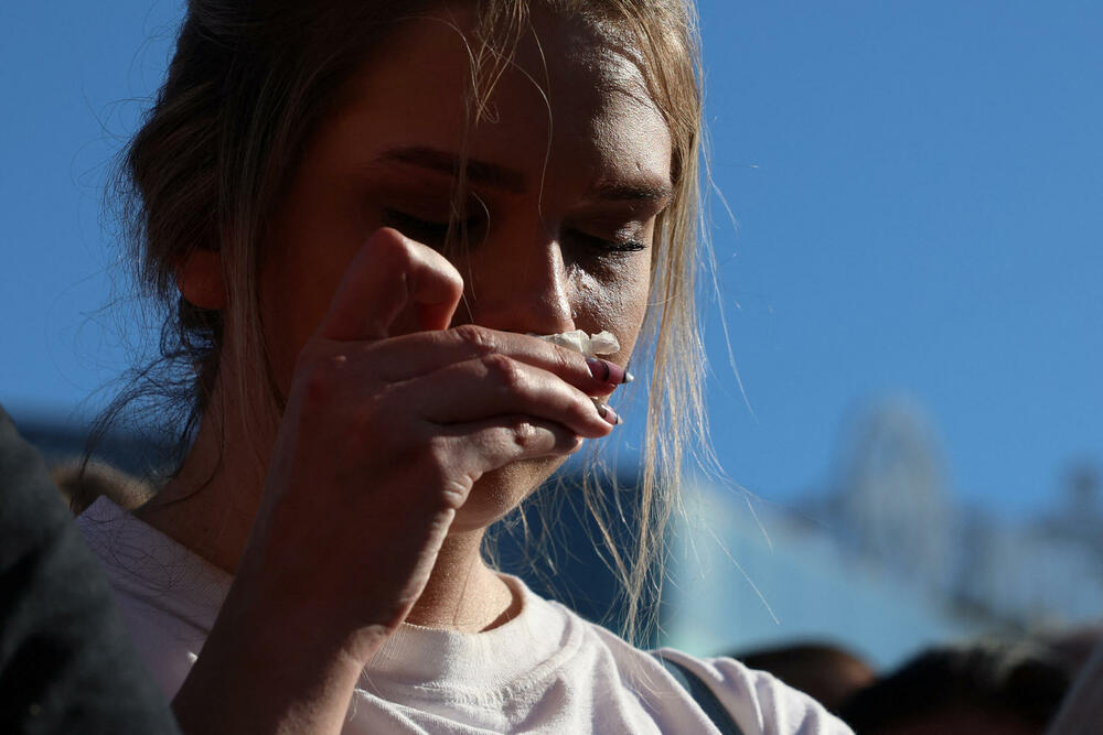 <p>Dok su razvijali transparent, studenti su zapalili baklje na Tvrđavi, javio je reporter agencije Beta</p>