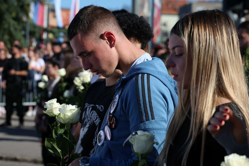 <p>Dok su razvijali transparent, studenti su zapalili baklje na Tvrđavi, javio je reporter agencije Beta</p>