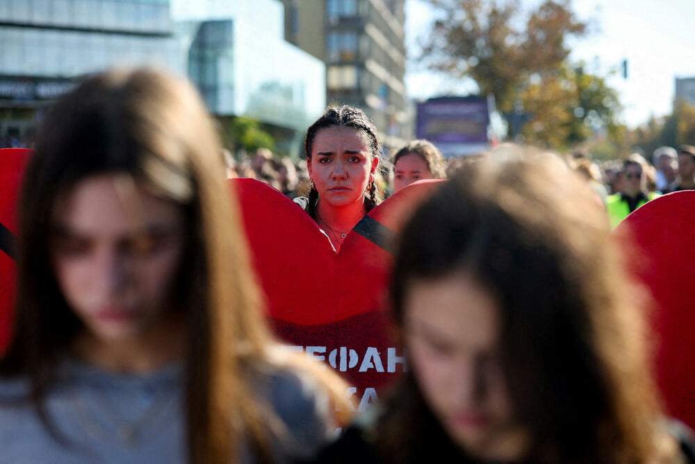 <p>Dok su razvijali transparent, studenti su zapalili baklje na Tvrđavi, javio je reporter agencije Beta</p>