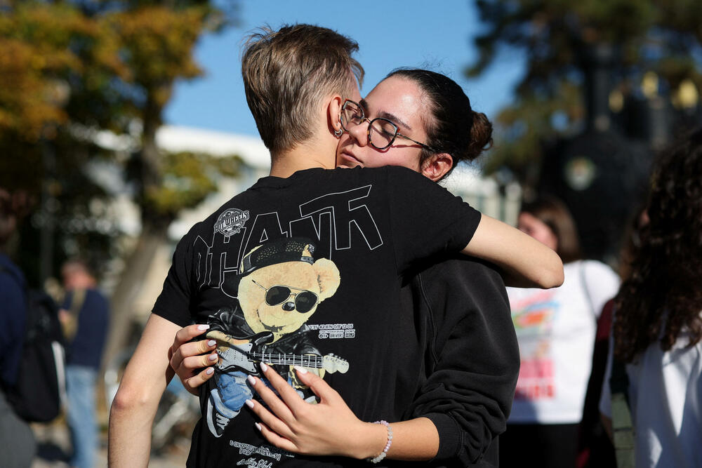 <p>Dok su razvijali transparent, studenti su zapalili baklje na Tvrđavi, javio je reporter agencije Beta</p>