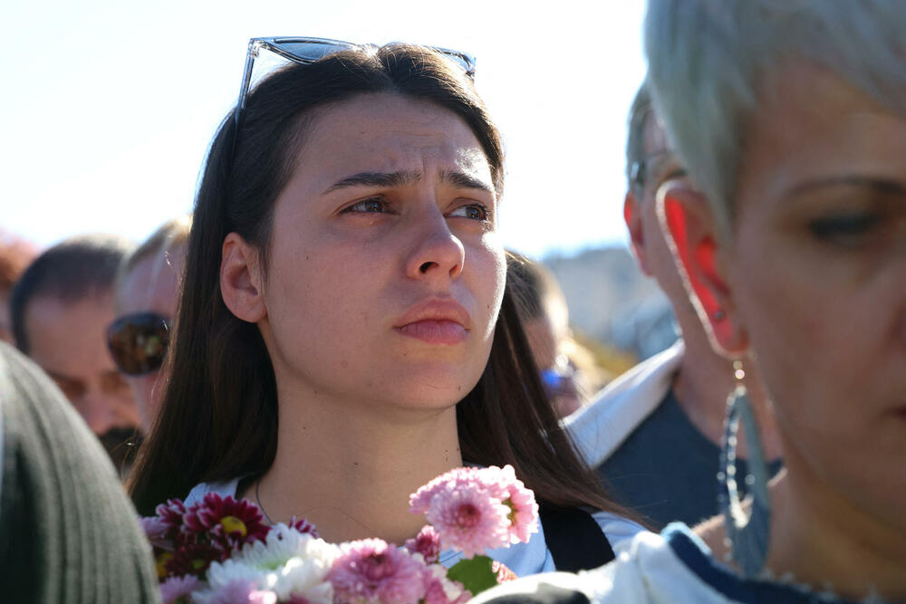 <p>Dok su razvijali transparent, studenti su zapalili baklje na Tvrđavi, javio je reporter agencije Beta</p>