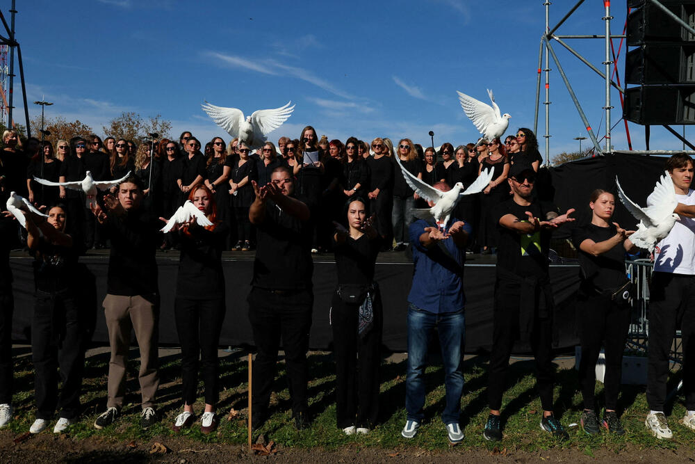 <p>Dok su razvijali transparent, studenti su zapalili baklje na Tvrđavi, javio je reporter agencije Beta</p>