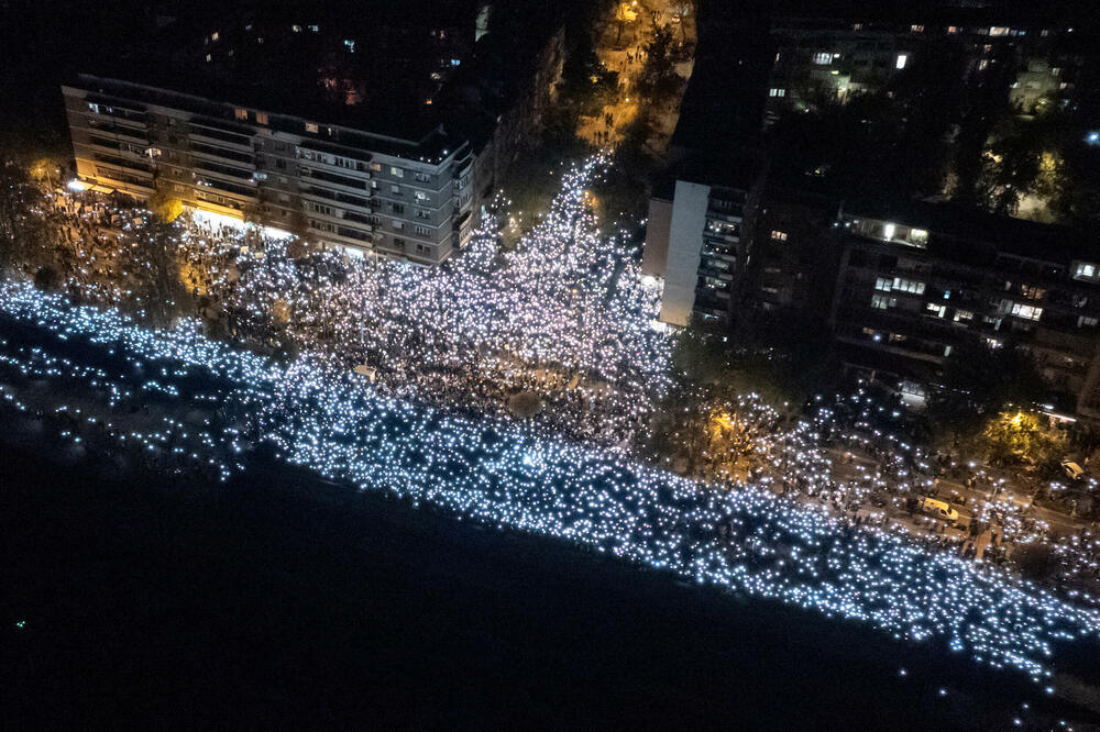 <p>Dok su razvijali transparent, studenti su zapalili baklje na Tvrđavi, javio je reporter agencije Beta</p>