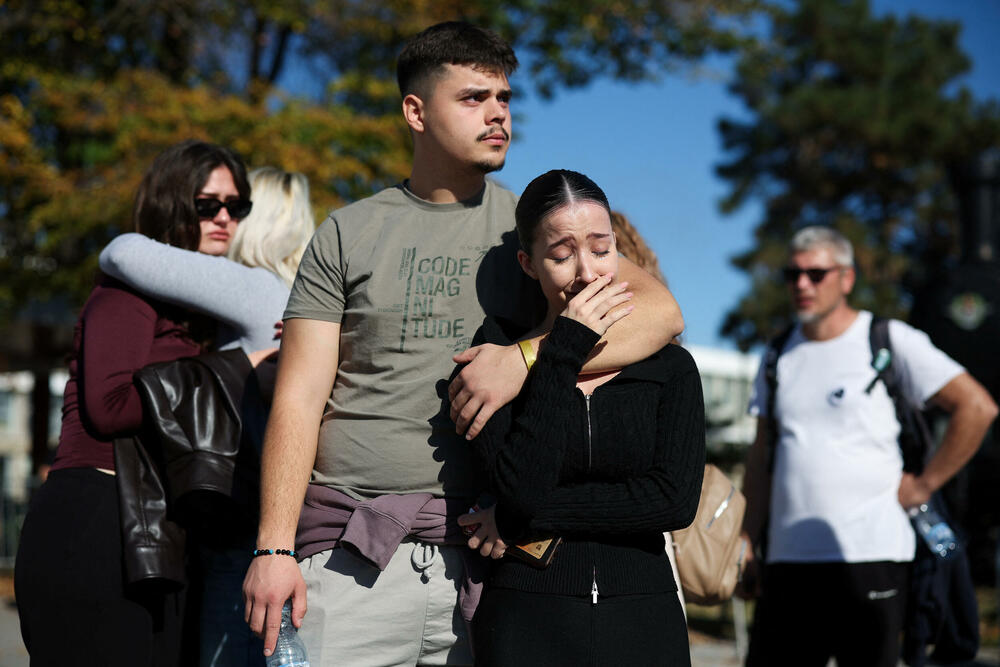 <p>Dok su razvijali transparent, studenti su zapalili baklje na Tvrđavi, javio je reporter agencije Beta</p>