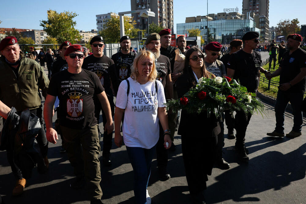 <p>Dok su razvijali transparent, studenti su zapalili baklje na Tvrđavi, javio je reporter agencije Beta</p>