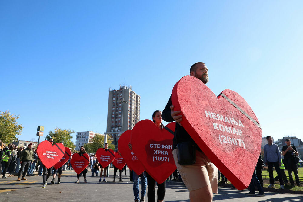 <p>Dok su razvijali transparent, studenti su zapalili baklje na Tvrđavi, javio je reporter agencije Beta</p>