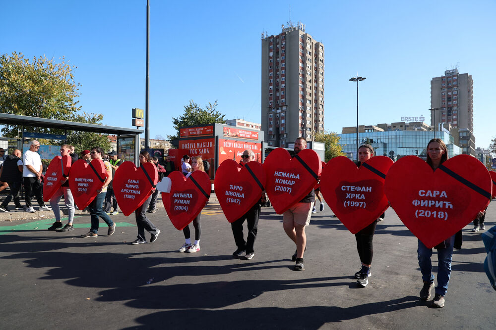 <p>Dok su razvijali transparent, studenti su zapalili baklje na Tvrđavi, javio je reporter agencije Beta</p>