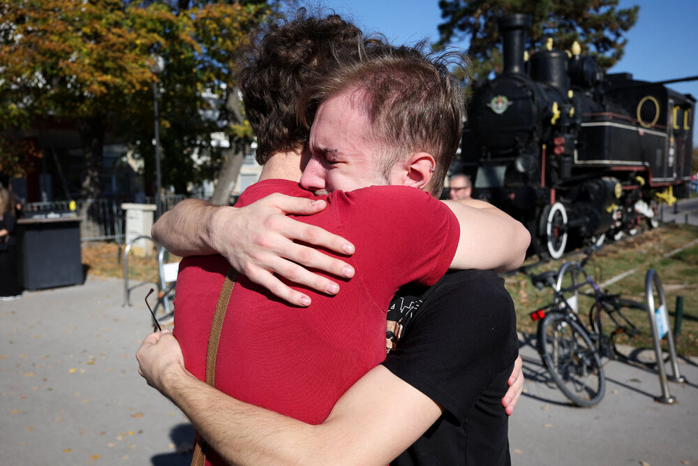 <p>Dok su razvijali transparent, studenti su zapalili baklje na Tvrđavi, javio je reporter agencije Beta</p>