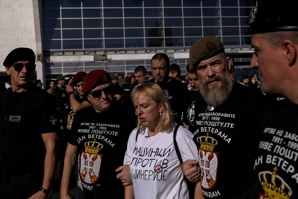 <p>Dok su razvijali transparent, studenti su zapalili baklje na Tvrđavi, javio je reporter agencije Beta</p>
