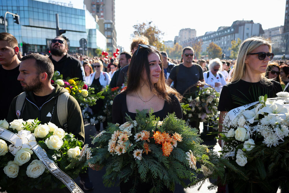 <p>Dok su razvijali transparent, studenti su zapalili baklje na Tvrđavi, javio je reporter agencije Beta</p>