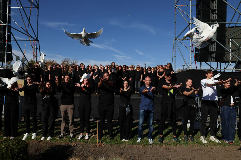<p>Dok su razvijali transparent, studenti su zapalili baklje na Tvrđavi, javio je reporter agencije Beta</p>