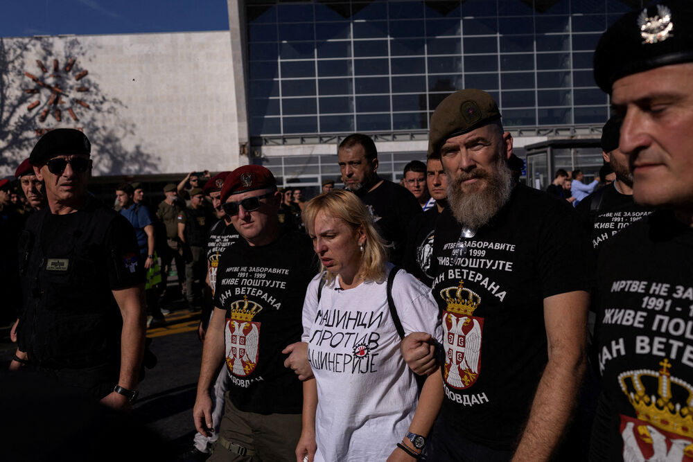 <p>Dok su razvijali transparent, studenti su zapalili baklje na Tvrđavi, javio je reporter agencije Beta</p>