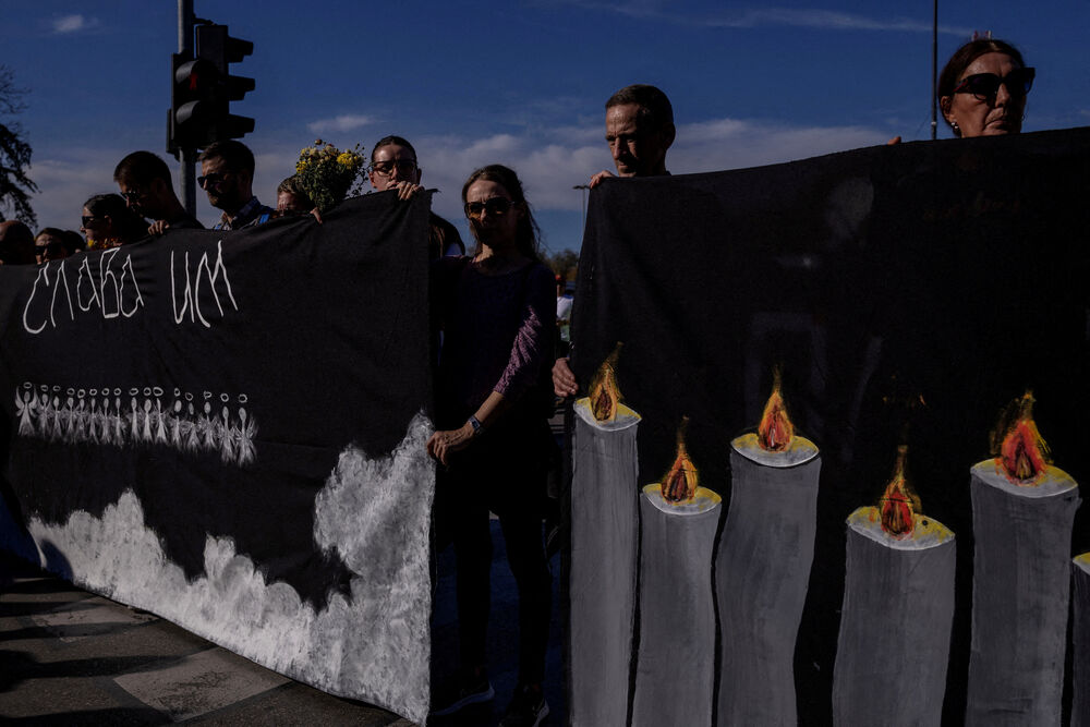 <p>Dok su razvijali transparent, studenti su zapalili baklje na Tvrđavi, javio je reporter agencije Beta</p>