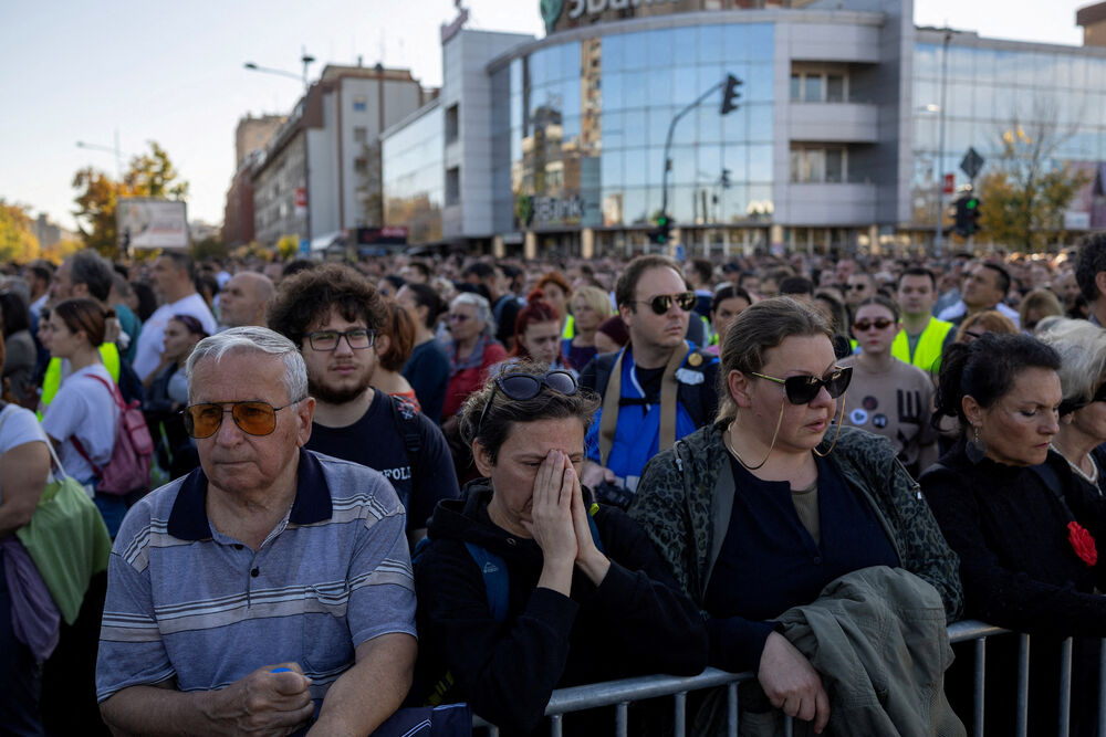 <p>Dok su razvijali transparent, studenti su zapalili baklje na Tvrđavi, javio je reporter agencije Beta</p>