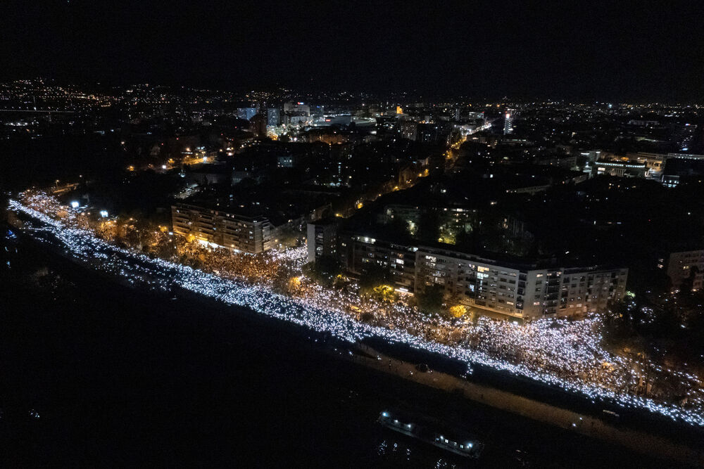<p>Dok su razvijali transparent, studenti su zapalili baklje na Tvrđavi, javio je reporter agencije Beta</p>