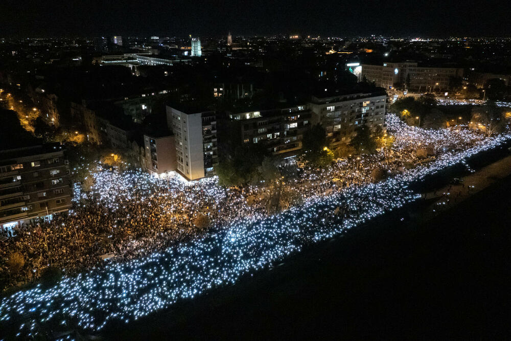 <p>Dok su razvijali transparent, studenti su zapalili baklje na Tvrđavi, javio je reporter agencije Beta</p>