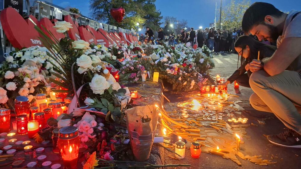 <p>Dok su razvijali transparent, studenti su zapalili baklje na Tvrđavi, javio je reporter agencije Beta</p>