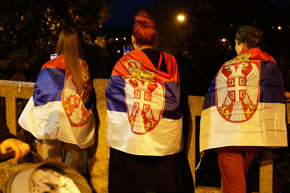 <p>Dok su razvijali transparent, studenti su zapalili baklje na Tvrđavi, javio je reporter agencije Beta</p>