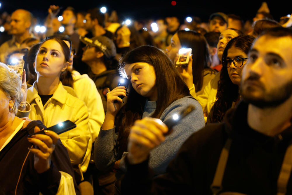 <p>Dok su razvijali transparent, studenti su zapalili baklje na Tvrđavi, javio je reporter agencije Beta</p>