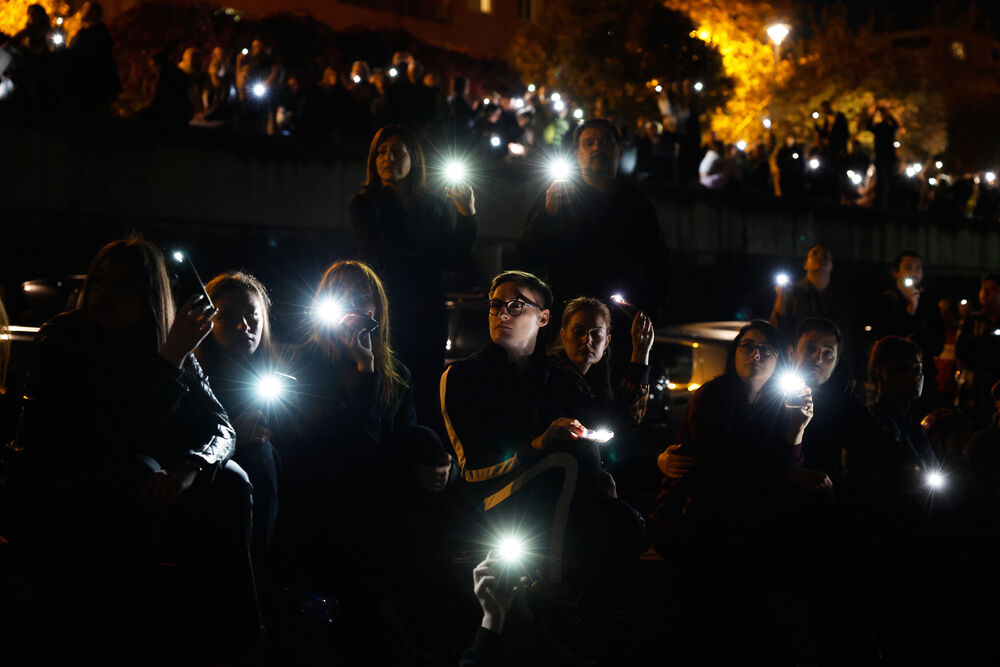 <p>Dok su razvijali transparent, studenti su zapalili baklje na Tvrđavi, javio je reporter agencije Beta</p>