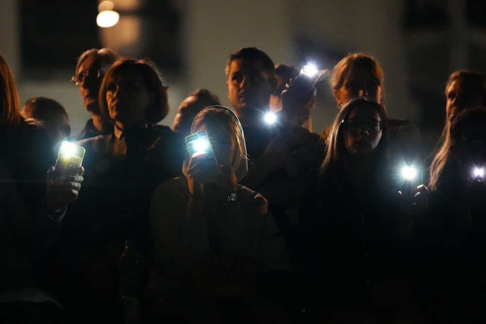 <p>Dok su razvijali transparent, studenti su zapalili baklje na Tvrđavi, javio je reporter agencije Beta</p>