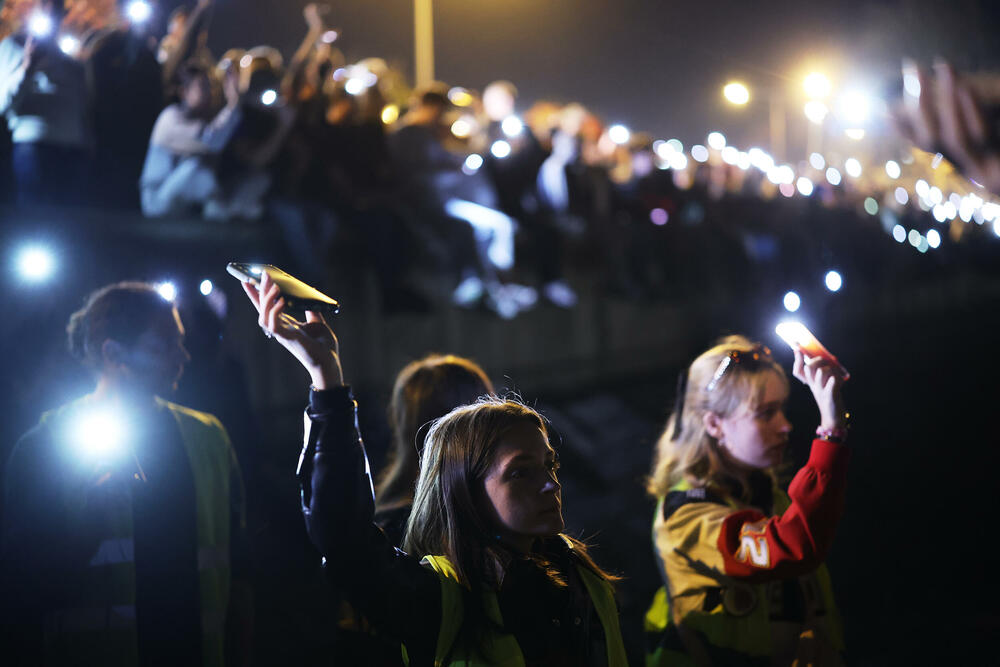 <p>Dok su razvijali transparent, studenti su zapalili baklje na Tvrđavi, javio je reporter agencije Beta</p>