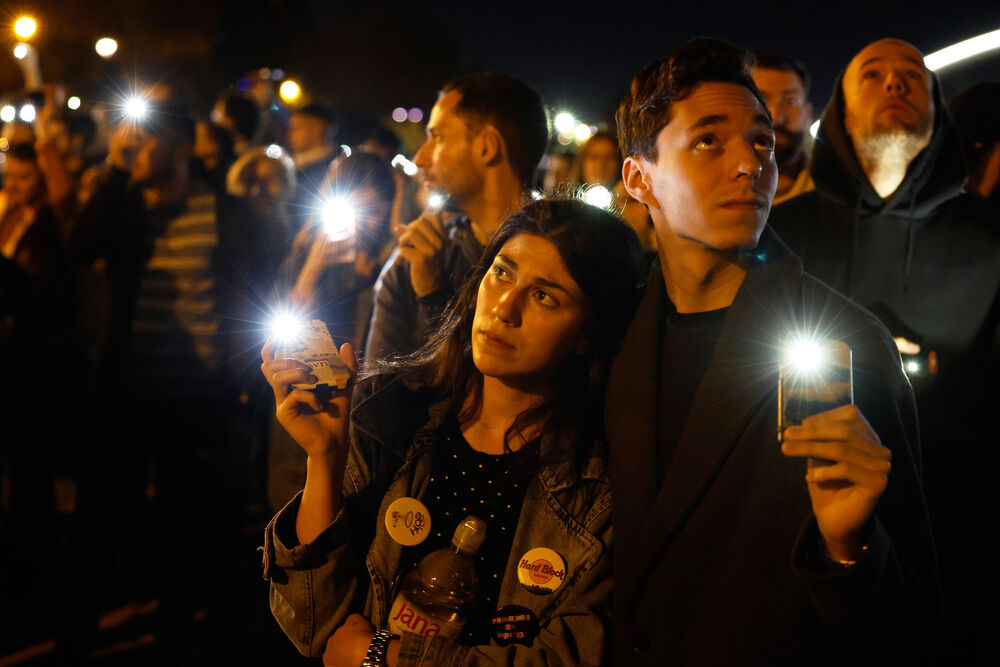 <p>Dok su razvijali transparent, studenti su zapalili baklje na Tvrđavi, javio je reporter agencije Beta</p>