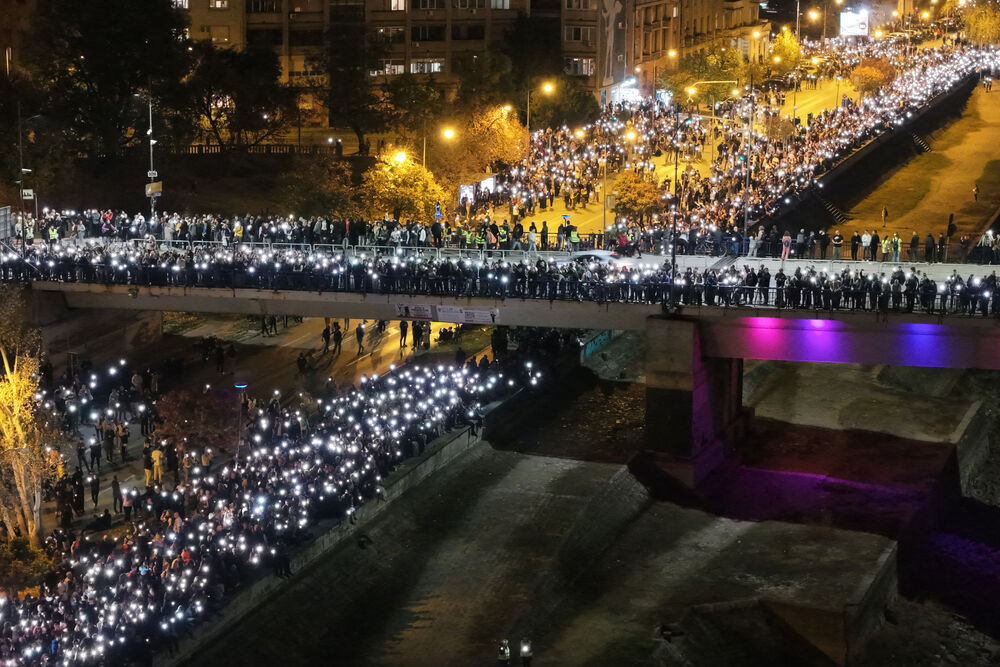 <p>Dok su razvijali transparent, studenti su zapalili baklje na Tvrđavi, javio je reporter agencije Beta</p>