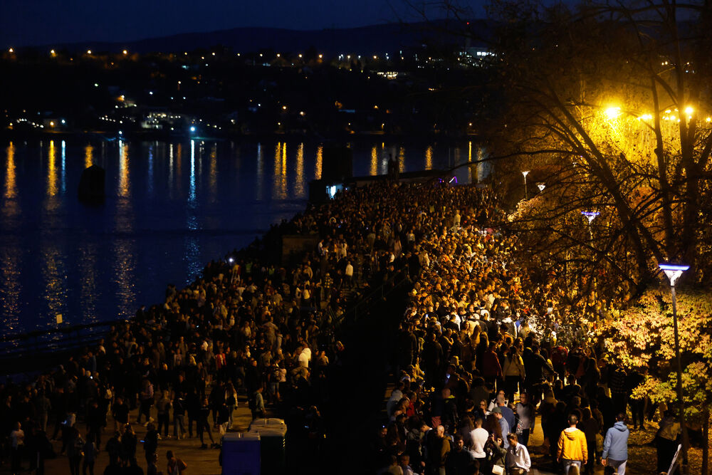 <p>Dok su razvijali transparent, studenti su zapalili baklje na Tvrđavi, javio je reporter agencije Beta</p>